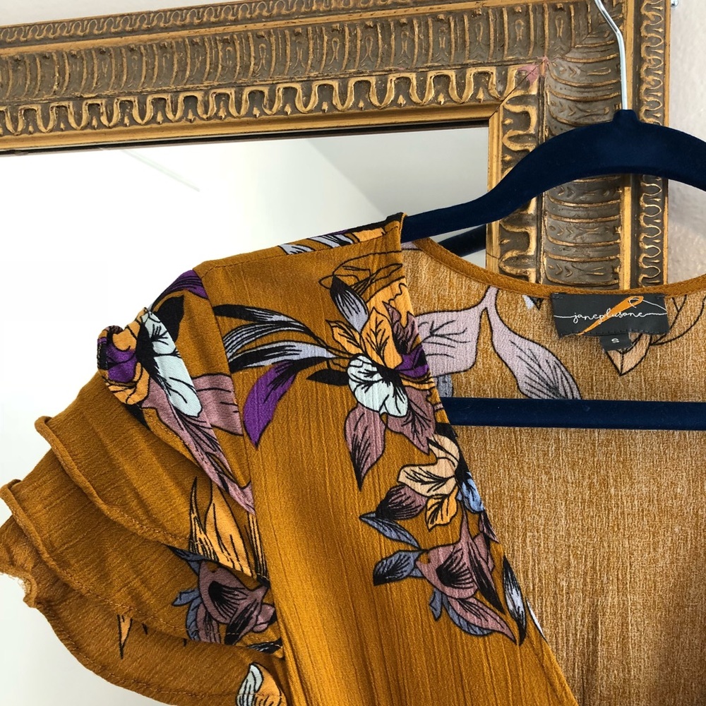 Long, detailed dress with floral print ✨